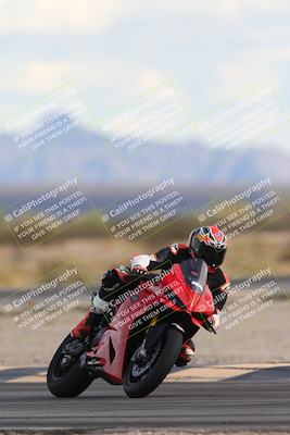 media/Nov-16-2025-Race Pace (Sun) [[8c5fa54630]]/Non Verified Riders (1st 20 Minutes)/5-Turn 15 (110pm)/